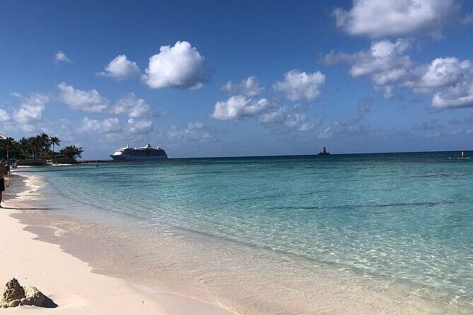 4 Stops Tour: Stingray, Snorkeling, Starfish & 7 Mile Beach - Stop 1: Stingray City and the Feeding Moment