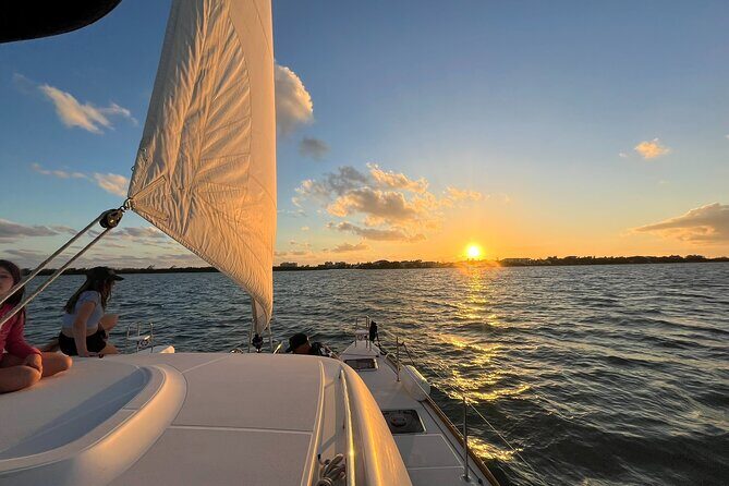 Private Luxury Catamaran Tour to Stingray City and Snorkel - On-Board Comfort: Snorkel Gear, Towels, Rash Guards, and Sun Reality